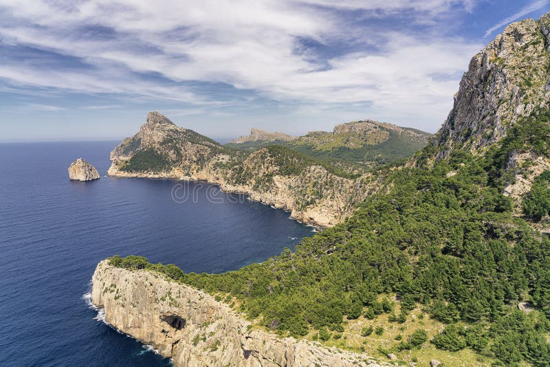 Πανοραμική άποψη του ακρωτηρίου Formentor του νησιού Majorca από το μπαλκόνι ES Colomer σε μια ηλιόλουστη ημέρα στοκ φωτογραφίες με δικαίωμα ελεύθερης χρήσης Πανοραμική άποψη του ακρωτηρίου Formentor του νησιού Majorca από το μπαλκόνι ES Colomer σε μια ηλιόλουστη ημέρα στοκ φωτογραφίες με δικαίωμα ελεύθερης χρήσης