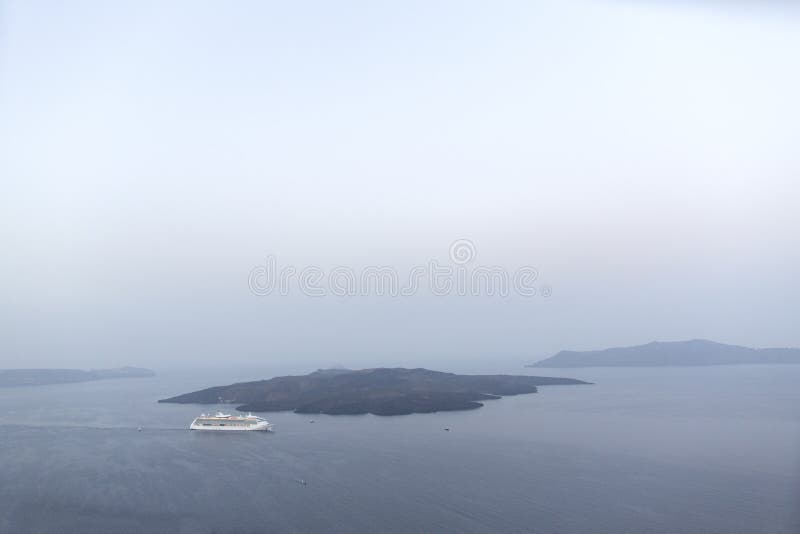 Πανοραμική άποψη του ηφαιστείου σε Santorini Πανοραμική άποψη του νησιού Thirassia σε Santorini, Κυκλάδες, Ελλάδα Όμορφος πανοραμ στοκ εικόνα με δικαίωμα ελεύθερης χρήσης Πανοραμική άποψη του ηφαιστείου σε Santorini Πανοραμική άποψη του νησιού Thirassia σε Santorini, Κυκλάδες, Ελλάδα Όμορφος πανοραμ στοκ εικόνα με δικαίωμα ελεύθερης χρήσης