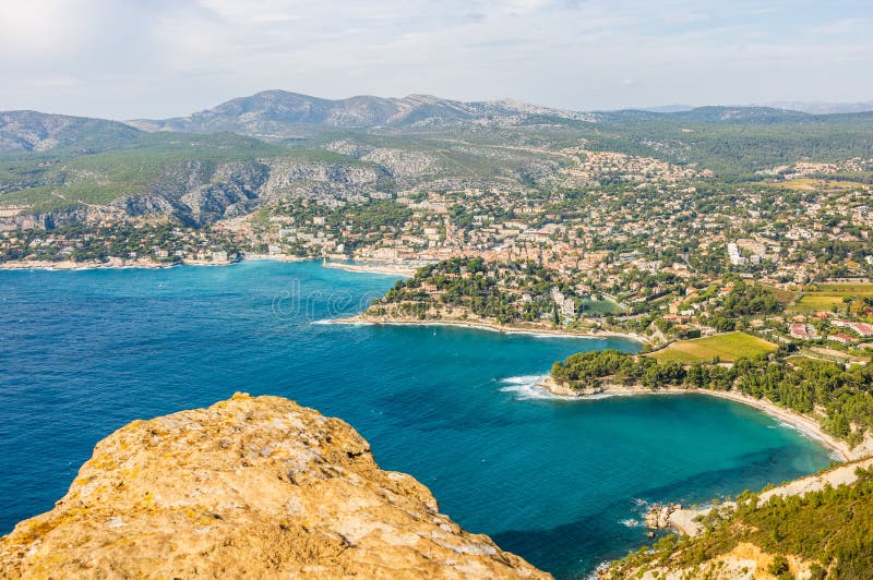 Πανοραμική άποψη του κόλπου Cassis, πόλη Cassis, Προβηγκία, Γαλλία στοκ φωτογραφία Πανοραμική άποψη του κόλπου Cassis, πόλη Cassis, Προβηγκία, Γαλλία στοκ φωτογραφία