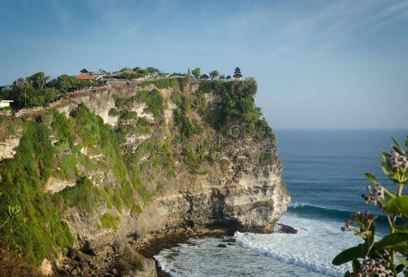 Πανοραμική άποψη του ναού Pura Luhur Uluwatu σε έναν απότομο βράχο, Μπαλί, Ινδονησία στοκ εικόνα Πανοραμική άποψη του ναού Pura Luhur Uluwatu σε έναν απότομο βράχο, Μπαλί, Ινδονησία στοκ εικόνα