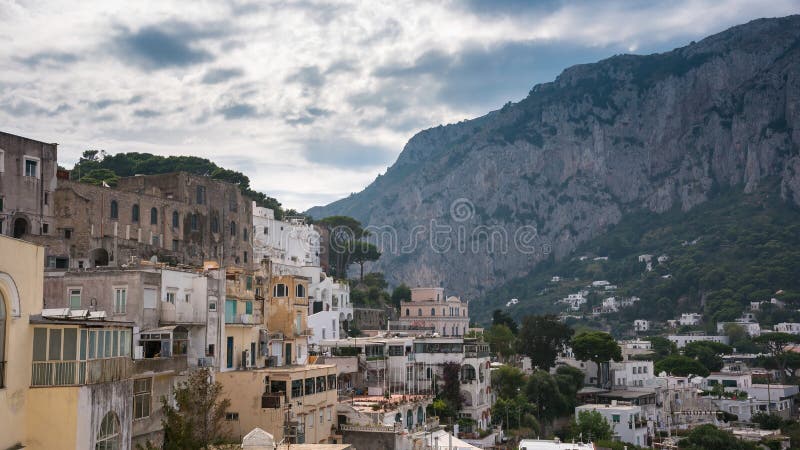 Πανοραμική άποψη του νησιού Capri στην Ιταλία στοκ εικόνα με δικαίωμα ελεύθερης χρήσης Πανοραμική άποψη του νησιού Capri στην Ιταλία στοκ εικόνα με δικαίωμα ελεύθερης χρήσης