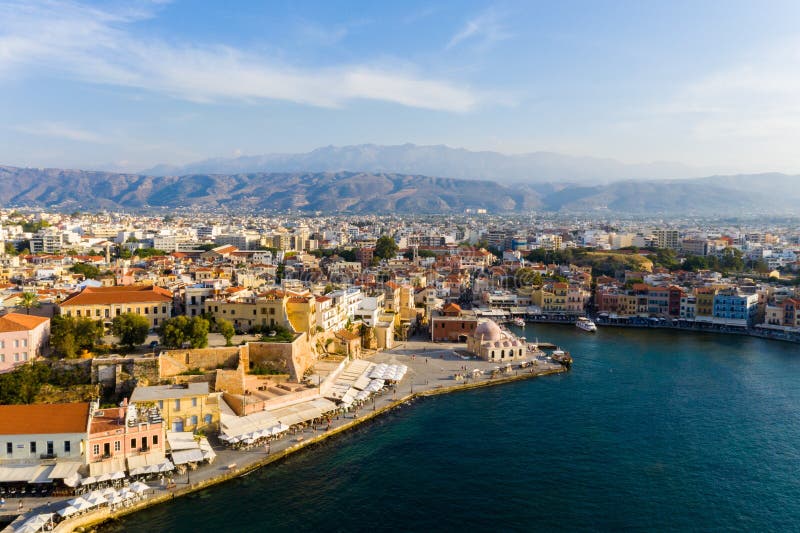 Πανοραμική εναέρια άποψη από πάνω της πόλης Χανιά, Κρήτη, Ελλάδα Ορόσημα της Ελλάδας, όμορφης βενετσιάνικης πόλης Χανιά στοκ εικόνες Πανοραμική εναέρια άποψη από πάνω της πόλης Χανιά, Κρήτη, Ελλάδα Ορόσημα της Ελλάδας, όμορφης βενετσιάνικης πόλης Χανιά στοκ εικόνες