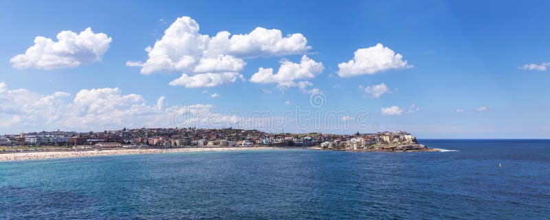 Πανοραμική θέα της παραλίας Bondi σε θερινή ημέρα. στοκ εικόνα