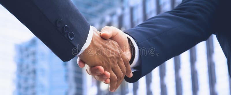 Πανοραμική οριζόντια επικεφαλίδα πανό - κλείστε τους επιχειρηματίες που κάνουν χειραψία και κατανέμετε επιχειρηματικές συμφωνίες στοκ φωτογραφίες με δικαίωμα ελεύθερης χρήσης