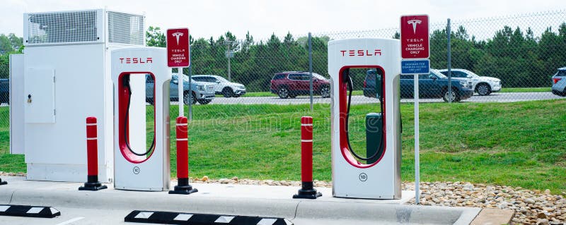 πανοραμική προβολή σταθμός υπερφορτιστής tesla στάθμευση σταθμού στάθμευσης βενζίνης υψηλή τάση συνεχές ρεύμα δίκτυο φόρτισης στοκ φωτογραφία