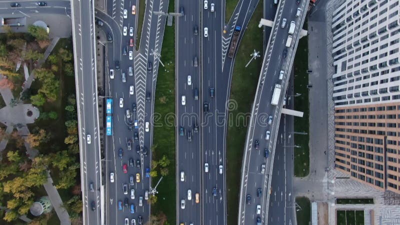 Πανοραμική ρίψη αυτοκινήτων από το ύψος στον κεντρικό δρόμο