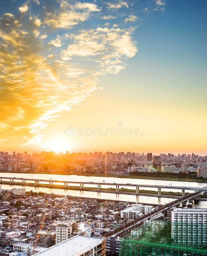 Πανοραμική σύγχρονη εναέρια άποψη ματιών πουλιών οικοδόμησης εικονικής παράστασης πόλης με το υποστήριγμα Φούτζι κάτω από τον μπλ στοκ εικόνα Πανοραμική σύγχρονη εναέρια άποψη ματιών πουλιών οικοδόμησης εικονικής παράστασης πόλης με το υποστήριγμα Φούτζι κάτω από τον μπλ στοκ εικόνα