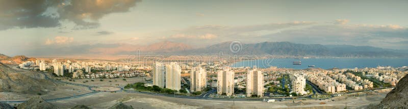 Πανοραμική όψη σχετικά με Eilat και το Άκαμπα στοκ εικόνα με δικαίωμα ελεύθερης χρήσης Πανοραμική όψη σχετικά με Eilat και το Άκαμπα στοκ εικόνα με δικαίωμα ελεύθερης χρήσης