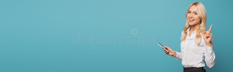 πανοραμικός προσανατολισμός χαμογελαστής επιχειρηματίας που δείχνει κίνηση ιδέας και κοιτάζει την κάμερα στοκ φωτογραφία
