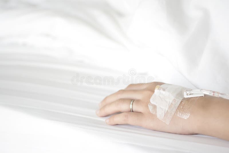 Παντρεμένο χέρι του ασθενή γυναικών που λαμβάνει την αλατούχο λύση από το intrav στοκ φωτογραφία με δικαίωμα ελεύθερης χρήσης Παντρεμένο χέρι του ασθενή γυναικών που λαμβάνει την αλατούχο λύση από το intrav στοκ φωτογραφία με δικαίωμα ελεύθερης χρήσης