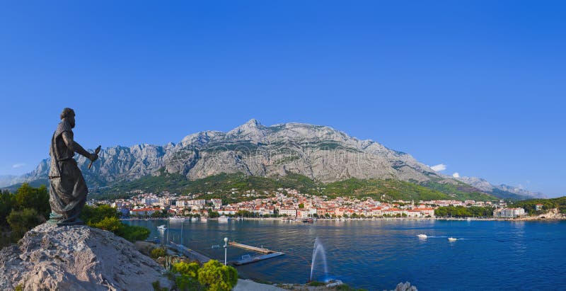 Πανόραμα Makarska και του αγάλματος του ST Peter στην Κροατία στοκ εικόνες με δικαίωμα ελεύθερης χρήσης