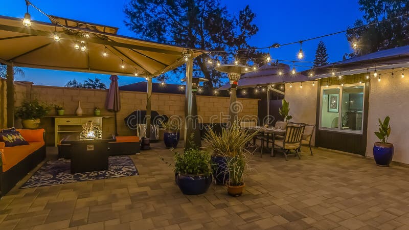 Πανόραμα Patio του σπιτιού με την περιοχή διατάξεων θέσεων κάτω από μια περιοχή gazebo και να δειπνήσει κάτω από μια ομπρέλα στοκ εικόνες Πανόραμα Patio του σπιτιού με την περιοχή διατάξεων θέσεων κάτω από μια περιοχή gazebo και να δειπνήσει κάτω από μια ομπρέλα στοκ εικόνες
