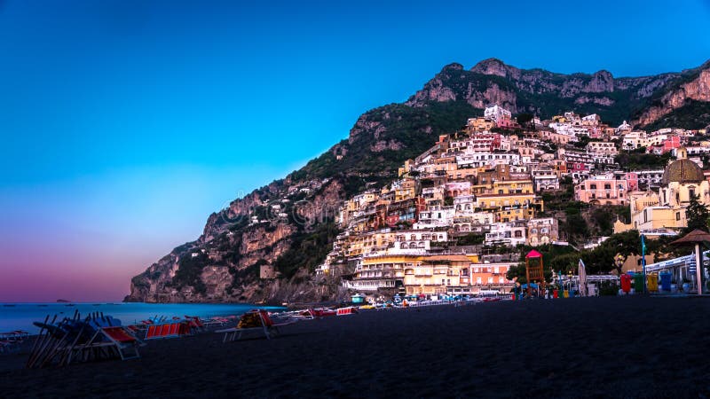 Πανόραμα Positano, ακτή της Αμάλφης στην Ιταλία στην άνοδο ήλιων positano της Ιταλίας στοκ φωτογραφία με δικαίωμα ελεύθερης χρήσης Πανόραμα Positano, ακτή της Αμάλφης στην Ιταλία στην άνοδο ήλιων positano της Ιταλίας στοκ φωτογραφία με δικαίωμα ελεύθερης χρήσης