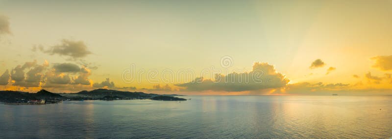 Πανόραμα Roatan, Ονδούρα στην ανατολή, όμορφος φυσικός στοκ φωτογραφία με δικαίωμα ελεύθερης χρήσης