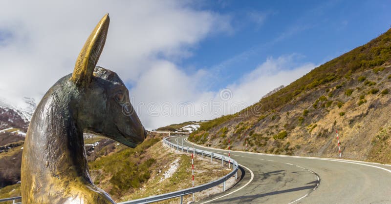Πανόραμα ενός αγάλματος ελαφιών σε Picos de Ευρώπη στοκ εικόνα