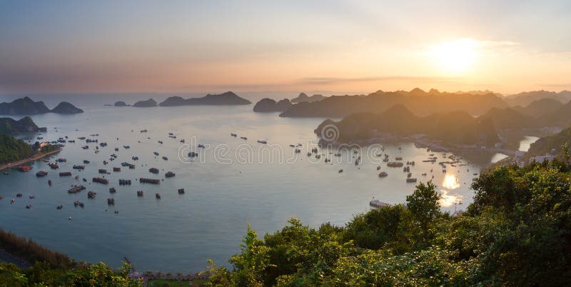 Πανόραμα κόλπων Halong στοκ φωτογραφία με δικαίωμα ελεύθερης χρήσης Πανόραμα κόλπων Halong στοκ φωτογραφία με δικαίωμα ελεύθερης χρήσης