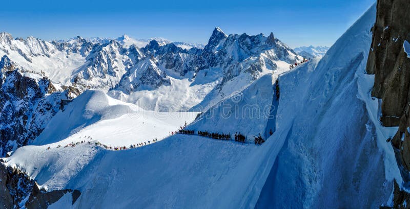 Πανόραμα με τους σκιέρ που διευθύνουν για Vallee Blanche, Γαλλία στοκ εικόνα