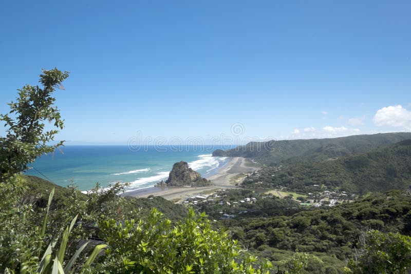 Πανόραμα που αγνοεί την παραλία Piha στοκ εικόνες Πανόραμα που αγνοεί την παραλία Piha στοκ εικόνες