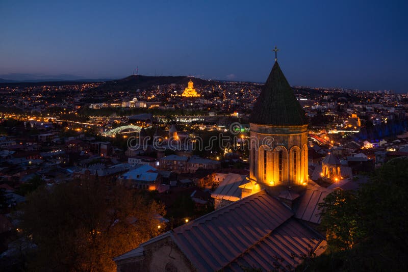Πανόραμα πόλεων Tblisi τη νύχτα πολλές εκκλησίες στοκ εικόνες