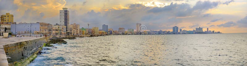 Πανόραμα της Αβάνας Malecon στοκ εικόνα με δικαίωμα ελεύθερης χρήσης Πανόραμα της Αβάνας Malecon στοκ εικόνα με δικαίωμα ελεύθερης χρήσης