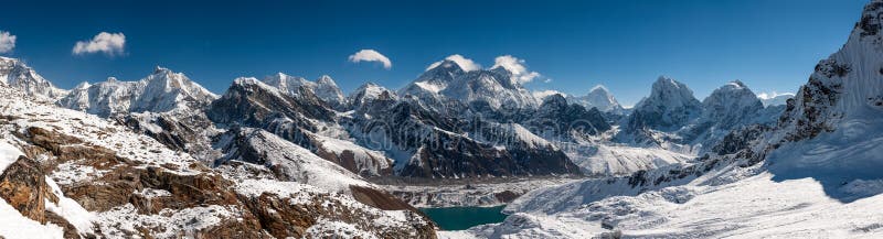Πανόραμα της κοιλάδας Khumbu στο Νεπάλ wity Everest και Makalu στοκ φωτογραφία Πανόραμα της κοιλάδας Khumbu στο Νεπάλ wity Everest και Makalu στοκ φωτογραφία