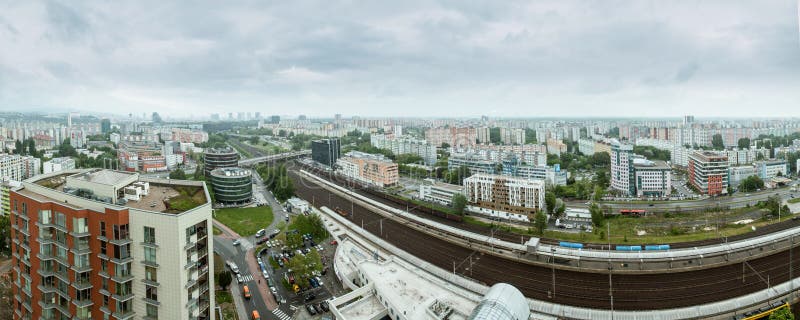 Πανόραμα της Μπρατισλάβα στη σκοτεινή βροχερή ημέρα στοκ εικόνες Πανόραμα της Μπρατισλάβα στη σκοτεινή βροχερή ημέρα στοκ εικόνες