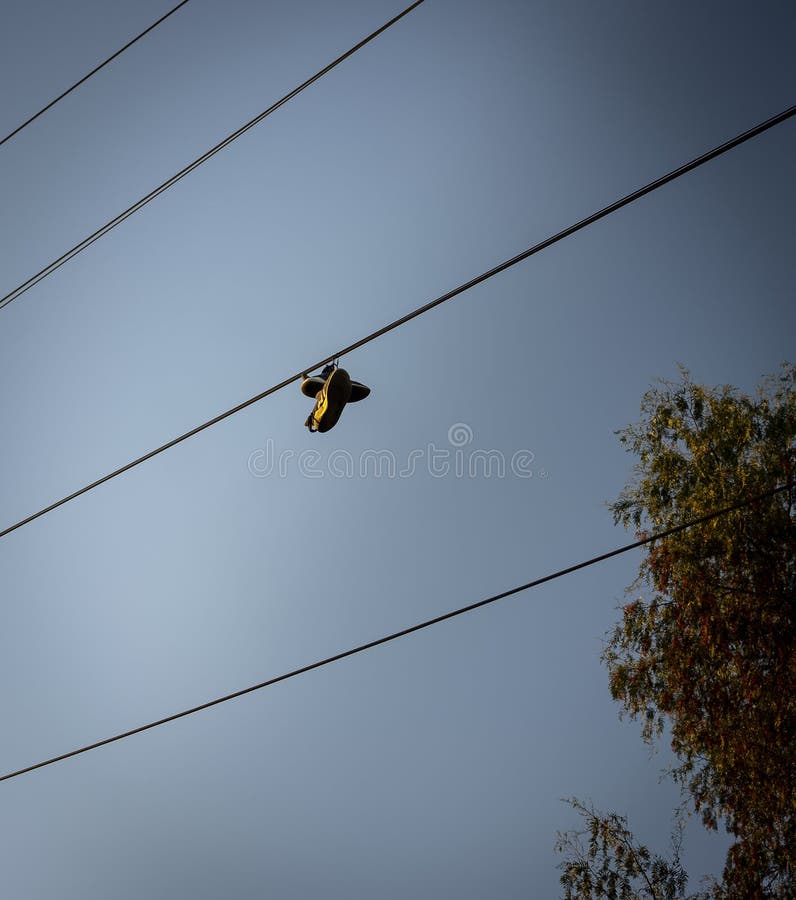 Παπούτσια που κρεμούν στην οδό στοκ εικόνες Παπούτσια που κρεμούν στην οδό στοκ εικόνες