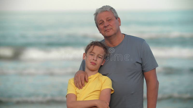 παππούς με έφηβο εγγόνι στον ωκεανό