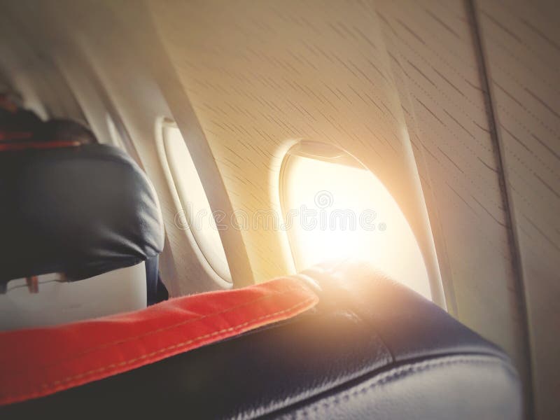 Παράθυρα σε μια καμπίνα αεροπλάνων με το φως του ήλιου στοκ εικόνες Παράθυρα σε μια καμπίνα αεροπλάνων με το φως του ήλιου στοκ εικόνες