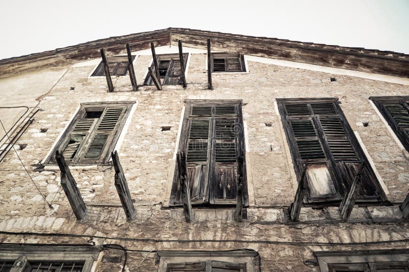 Παράθυρο με το δικτυωτό πλέγμα στο παλαιό κτήριο στοκ φωτογραφία με δικαίωμα ελεύθερης χρήσης Παράθυρο με το δικτυωτό πλέγμα στο παλαιό κτήριο στοκ φωτογραφία με δικαίωμα ελεύθερης χρήσης