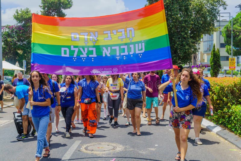 Παρέλαση υπερηφάνειας της Χάιφα 2019 - σημάδια διαμαρτυρίας στοκ φωτογραφία με δικαίωμα ελεύθερης χρήσης Παρέλαση υπερηφάνειας της Χάιφα 2019 - σημάδια διαμαρτυρίας στοκ φωτογραφία με δικαίωμα ελεύθερης χρήσης