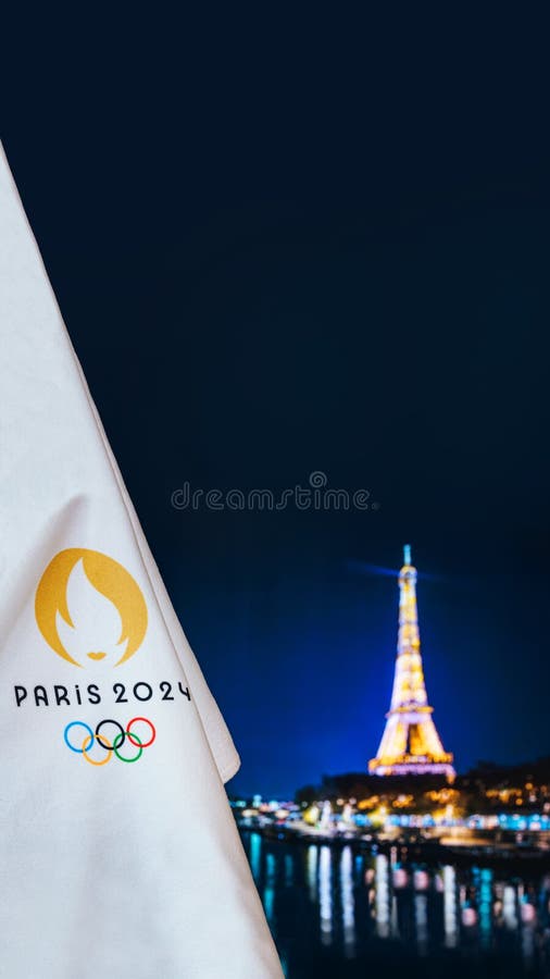 παρίσι γαλλία 8 αυγούστου 2022 : θερινό ολυμπιακό παιχνίδι παρίσι 2024 μαύρο φόντο. επίσημο λογότυπο 2024 στο παρίσι, σε λευκό κου στοκ φωτογραφία