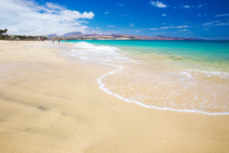 Παραλία calma πλευρών στη χερσόνησο Jandia, Fuerteventura, Κανάρια νησιά στοκ φωτογραφίες με δικαίωμα ελεύθερης χρήσης Παραλία calma πλευρών στη χερσόνησο Jandia, Fuerteventura, Κανάρια νησιά στοκ φωτογραφίες με δικαίωμα ελεύθερης χρήσης