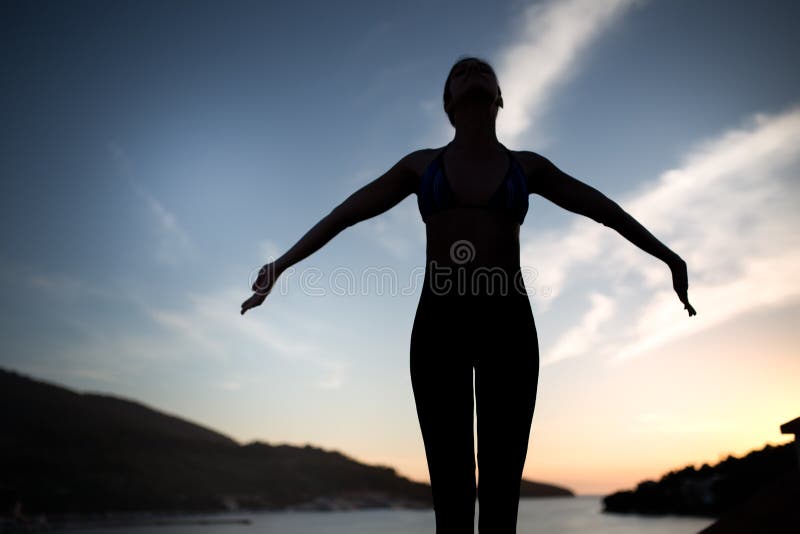 παραλιών ξένοιαστη γυναίκα ζωτικότητας διακοπών ηλιοβασιλέματος έννοιας χορεύοντας υγιής ζωντανή υγιής έννοια διαβίωσης ζωτικότητ στοκ εικόνες παραλιών ξένοιαστη γυναίκα ζωτικότητας διακοπών ηλιοβασιλέματος έννοιας χορεύοντας υγιής ζωντανή υγιής έννοια διαβίωσης ζωτικότητ στοκ εικόνες