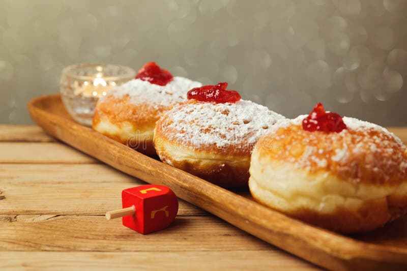 Παραδοσιακά doughnuts για τις εβραϊκές διακοπές Hanukkah Εκλεκτική εστίαση doughnut στη μέση στοκ εικόνα με δικαίωμα ελεύθερης χρήσης