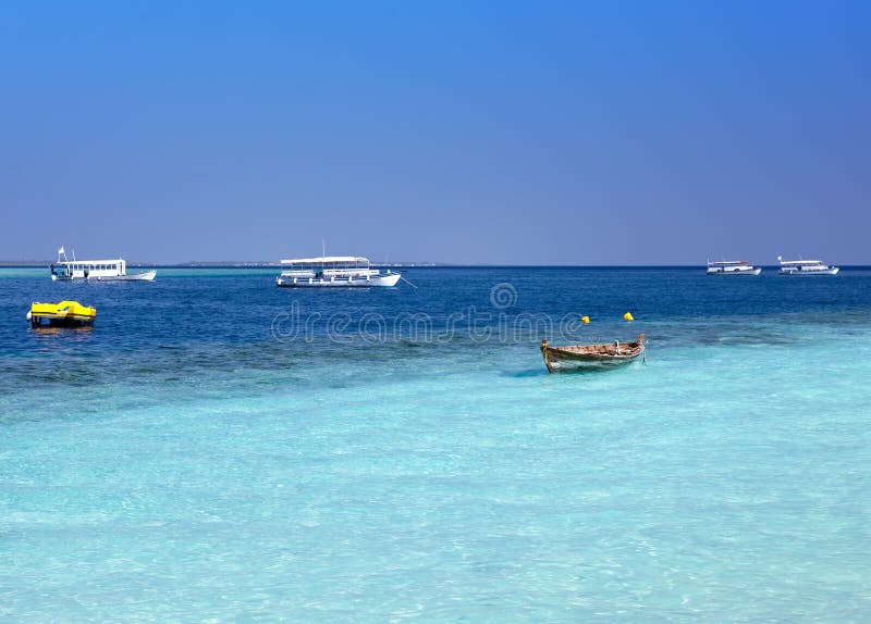 Παραδοσιακές σύγχρονες βάρκες dhoni και η παλαιά ξύλινη βάρκα στη θάλασσα, Μαλδίβες στοκ εικόνες με δικαίωμα ελεύθερης χρήσης Παραδοσιακές σύγχρονες βάρκες dhoni και η παλαιά ξύλινη βάρκα στη θάλασσα, Μαλδίβες στοκ εικόνες με δικαίωμα ελεύθερης χρήσης