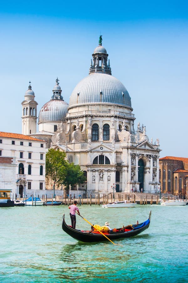 Παραδοσιακή γόνδολα στο κανάλι Grande με το Di Σάντα Μαρία, Βενετία, Ιταλία βασιλικών