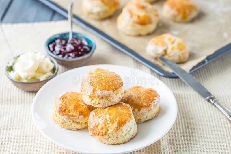 Παραδοσιακό αγγλικό τσάι απογεύματος, Scones με τη σβολιασμένες κρέμα και τη μαρμελάδα φραουλών στοκ φωτογραφίες με δικαίωμα ελεύθερης χρήσης Παραδοσιακό αγγλικό τσάι απογεύματος, Scones με τη σβολιασμένες κρέμα και τη μαρμελάδα φραουλών στοκ φωτογραφίες με δικαίωμα ελεύθερης χρήσης