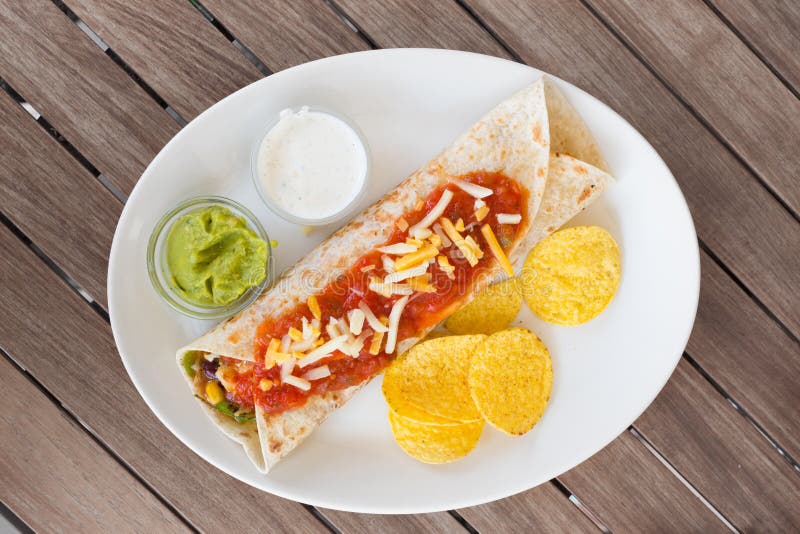 Παραδοσιακό μεξικάνικο tortilla περικάλυμμα στο πιάτο στοκ εικόνες Παραδοσιακό μεξικάνικο tortilla περικάλυμμα στο πιάτο στοκ εικόνες
