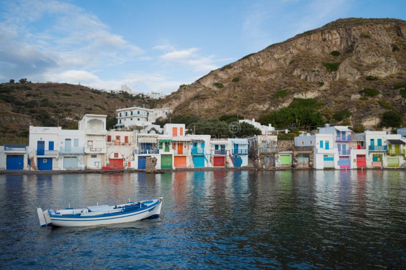 Παραδοσιακά ζωηρόχρωμα ελληνικά σπίτια ψαροχώρι σε Klima, Milo στοκ φωτογραφία