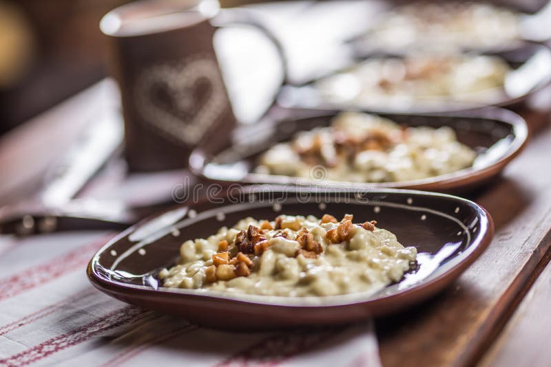 Παραδοσιακά σλοβάκικα τρόφιμα Halusky με το τηγανισμένα μπέϊκον και το decorati στοκ φωτογραφία με δικαίωμα ελεύθερης χρήσης Παραδοσιακά σλοβάκικα τρόφιμα Halusky με το τηγανισμένα μπέϊκον και το decorati στοκ φωτογραφία με δικαίωμα ελεύθερης χρήσης