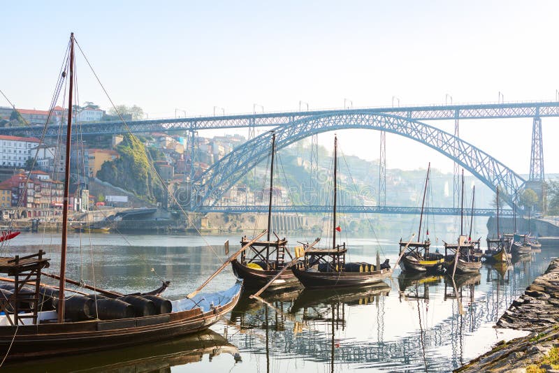 Παραδοσιακές βάρκες το πρωί στον ποταμό Douro με την πόλη του Πόρτο στο υπόβαθρο, Πορτογαλία στοκ εικόνες