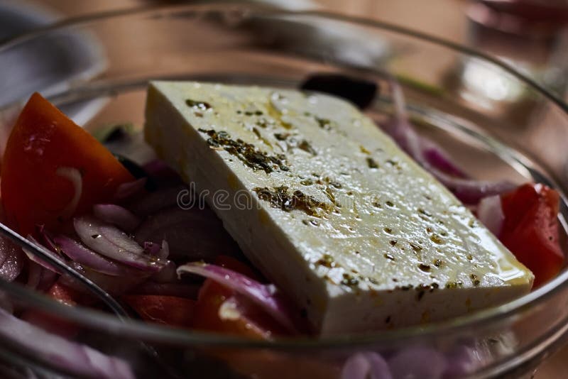Παραδοσιακή ελληνική σαλάτα με τα λαχανικά, τις ελιές και το τυρί φέτας στοκ εικόνες Παραδοσιακή ελληνική σαλάτα με τα λαχανικά, τις ελιές και το τυρί φέτας στοκ εικόνες