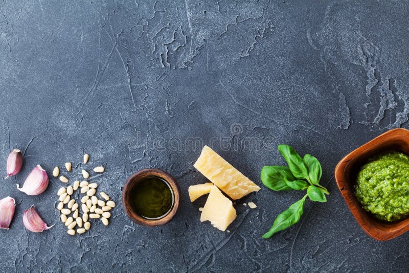 Παραδοσιακή ιταλική πράσινη σάλτσα pesto με τα φρέσκα συστατικά Υγιής και οργανική τροφή Κενό διάστημα για τη συνταγή στοκ εικόνες Παραδοσιακή ιταλική πράσινη σάλτσα pesto με τα φρέσκα συστατικά Υγιής και οργανική τροφή Κενό διάστημα για τη συνταγή στοκ εικόνες