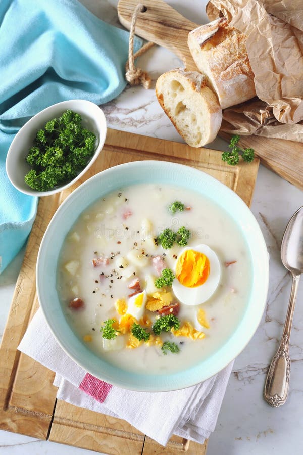 Παραδοσιακή σούπα Zurek στιλβωτικής ουσίας Ξινή σούπα με το λουκάνικο, τις πατάτες και τα αυγά