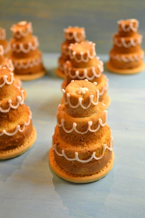 Παραδοσιακό διάφορο cupcakes ή muffin στο μπλε υπόβαθρο Διακόσμηση γαμήλιων στοκ φωτογραφία Παραδοσιακό διάφορο cupcakes ή muffin στο μπλε υπόβαθρο Διακόσμηση γαμήλιων στοκ φωτογραφία