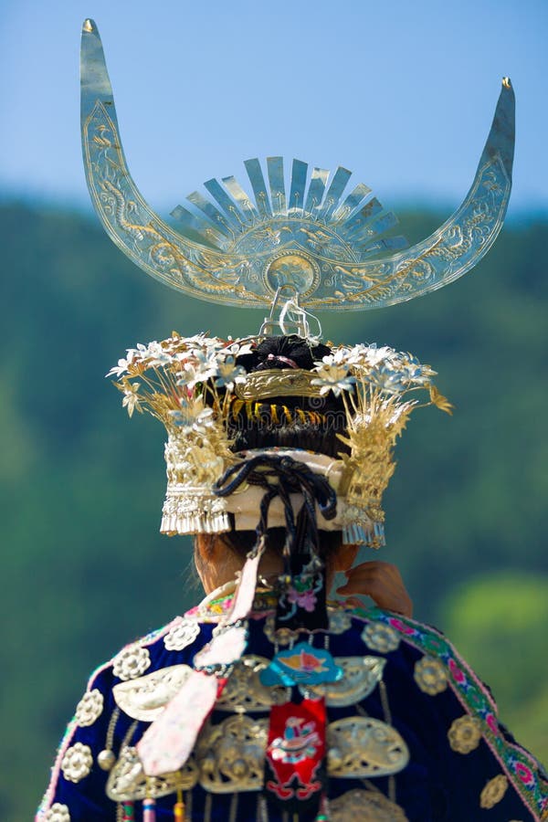 Παραδοσιακό οπίσθιο τμήμα Headdress γυναικών μειονότητας Miao στοκ εικόνα με δικαίωμα ελεύθερης χρήσης Παραδοσιακό οπίσθιο τμήμα Headdress γυναικών μειονότητας Miao στοκ εικόνα με δικαίωμα ελεύθερης χρήσης