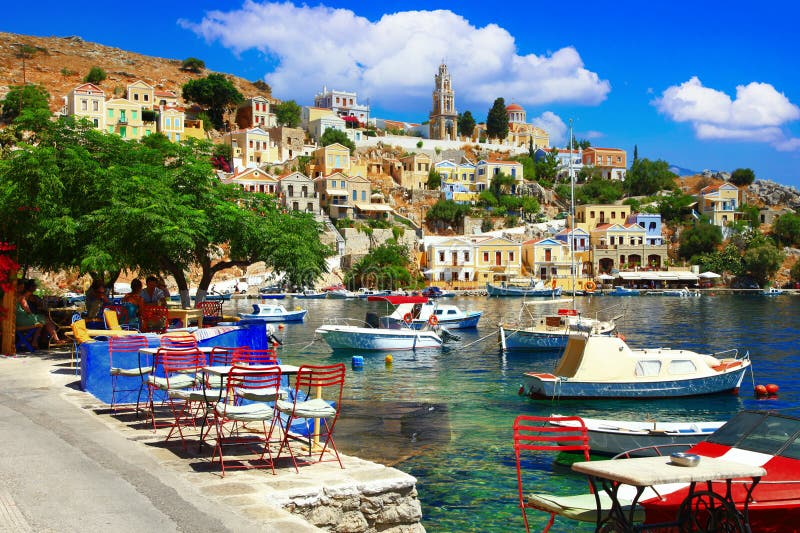 Παραδοσιακό πολύχρωμο ελληνικό νησί, όμορφο Σύμι Σίμι στο Δωδεκάνιο. στοκ φωτογραφίες