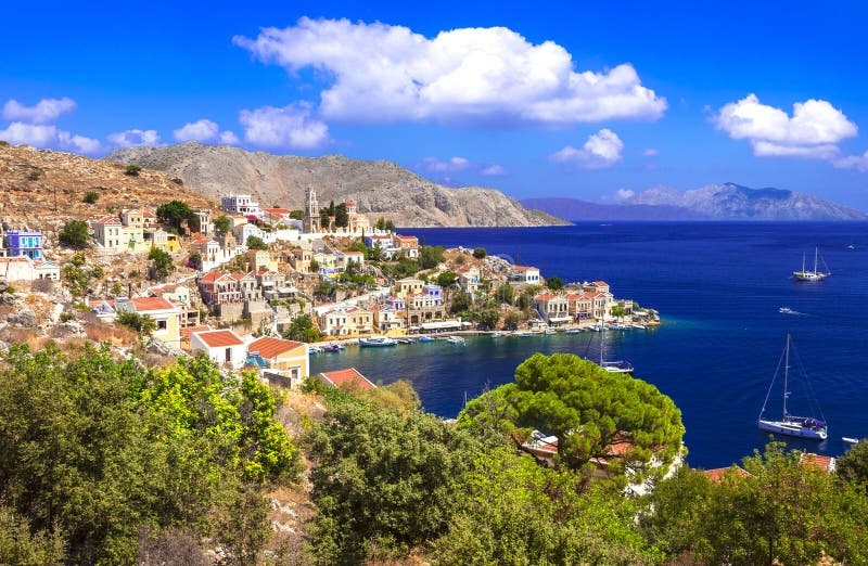 Παραδοσιακό πολύχρωμο ελληνικό νησί, όμορφο Σύμι Σίμι στο Δωδεκάνιο. στοκ εικόνες