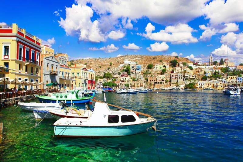 Παραδοσιακό πολύχρωμο ελληνικό νησί, όμορφο Χαλκί Χαλκί στο Δωδεκάνιο. Ελλάδα στοκ εικόνες